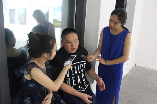 艺术家何利平接受媒体采访