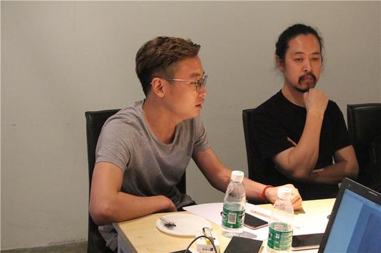 策展人王澈（左一）、艺术家周斌（左二）