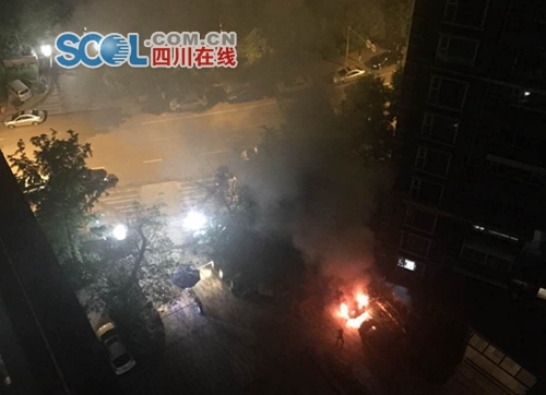 成都豪车深夜自燃