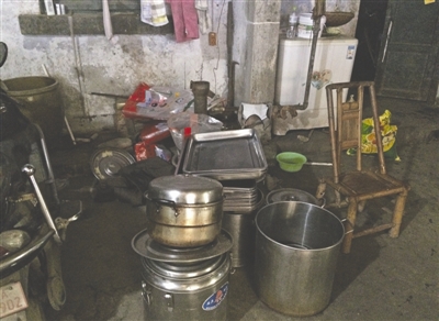 作坊内凌乱的餐具,卫生条件堪忧