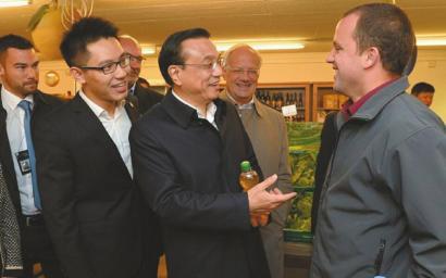 王紫微多次担任李克强的德语翻译。