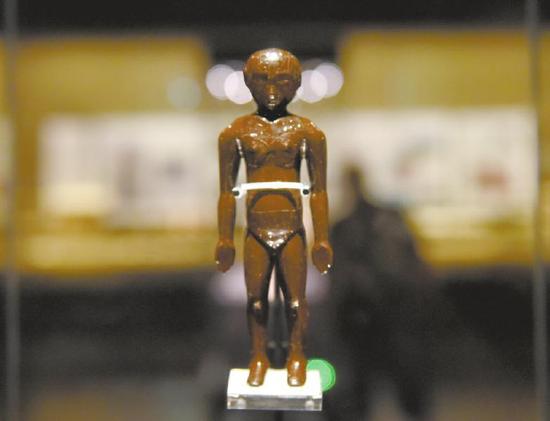 成都市博物馆展出的镇馆之宝，西汉的人体经穴漆木俑。