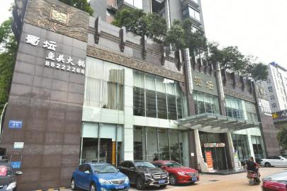 谭鱼头火锅曼哈顿店改名为“蜀坛鱼头火锅”。