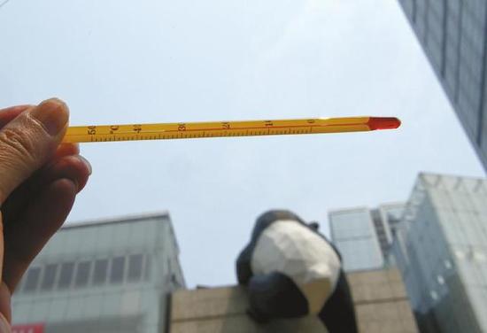 6月20日14点35,成都红星路步行街,成都室外气温达到34℃。