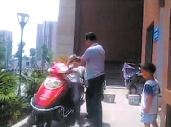 男子暴打母亲,视频截图