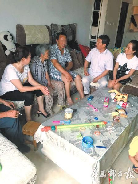 男子暴打母亲。社区工作人员看望李明(左三)和他的母亲(左二)。社区供图
