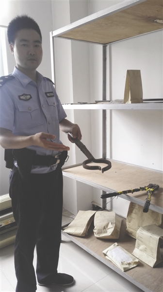 民警展示盗狗的工具