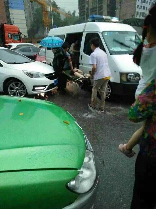 因暴雨袭击,女孩涉水不幸卷入车底,最终经抢救无效不幸身亡