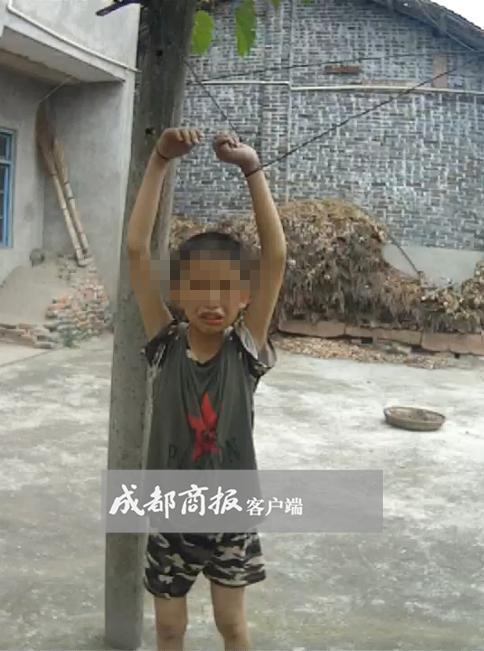 少年偷葡萄被吊葡萄架下 邻居劝说反遭扇耳光