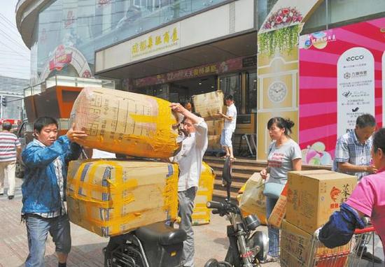 6月28日,成都华联建设路店正式关门,众商家撤柜搬家。