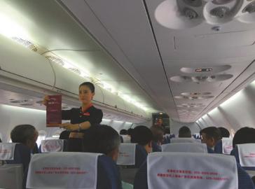 空姐演示安全须知。成都航空供图