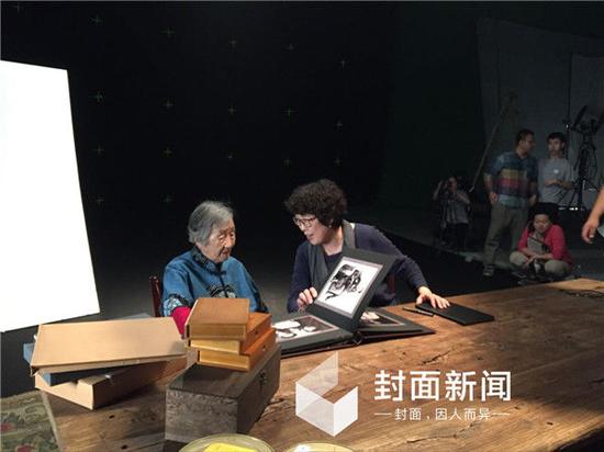《红色气质》拍摄现场。图为陈小波(右)与瞿秋白女儿瞿独伊。图据封面新闻