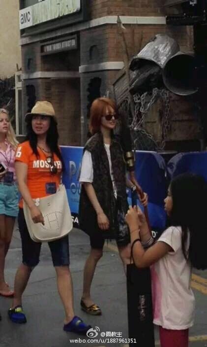 郑爽现身美国街头度假 满脸笑瘦成纸片人