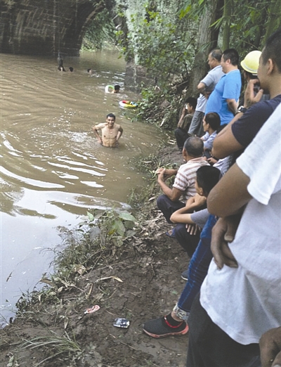 事发后打捞汽车现场