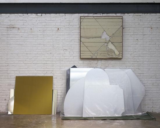 刘韡，（上）白银NO.8,布面油画，2015

（下）白银的底线，黄色玻璃、银色玻璃，2015