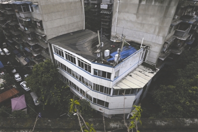 成都社区办公楼屋顶垮了