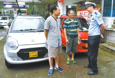 7月5日,成都交警五分局民警在辖区内挡获两辆老年代步车,民警对无证驾驶员进行教育。