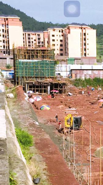 “花香里”工地上已经修建出的3层楼房子