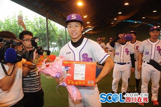 四川第一封高考录取通知书从成都体院发出 四川棒球小将被录取