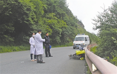 6月19日下午,巴朗山,民警和医务人员赶到现场时,骑行者已经去世 (卧龙镇派出所供图)