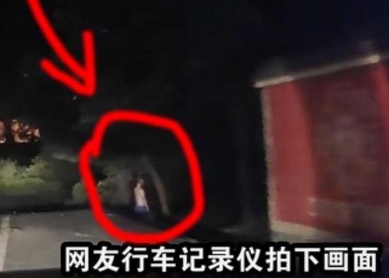 宜宾两人深夜开车 行车记录仪拍下惊悚上吊画