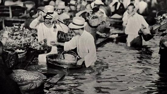 1931年,汉口,水深及腰的市场。