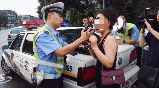 为法国队输球伤心 成都女球迷酒驾玛莎拉蒂被