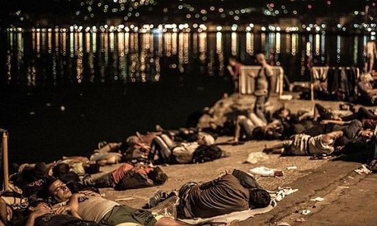 莱斯博斯岛(Lesbos)码头的难民们。 图片来源:BBC