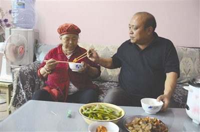 目前,在妻子的谅解下,刘相礼已把母亲接回家。昨日,他又抽空回来陪母亲吃饭