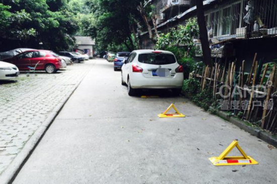 成都业主私装地锁占车位 小区公共区域被霸占