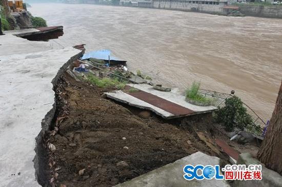 乐山延风中学河堤因暴雨垮塌 幸无人员伤亡