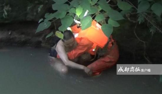 德阳一盲人热得遭不住下河冲凉被困