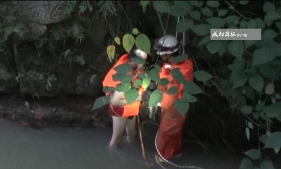 德阳一盲人热得遭不住下河冲凉被困