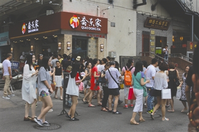 曾经门庭若市的“乔东家脆皮火烧店”突然消失了 图据“乔东家”官网