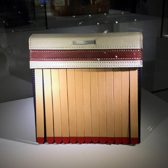 《火柴盒》，皮、金属，Hélène Nepomiatzi