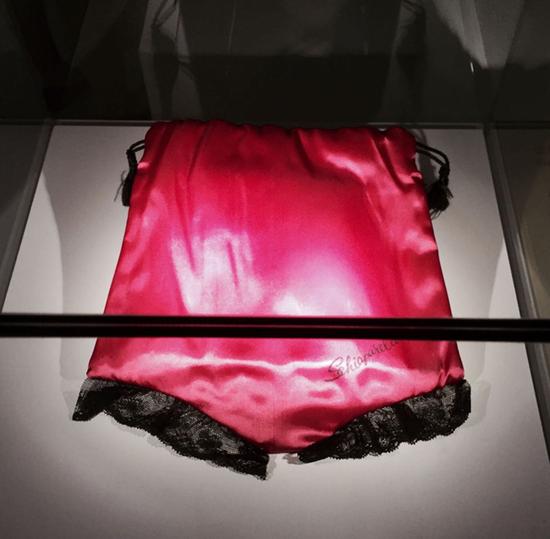 《短裤包》，粉缎，Schiaparelli