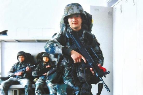 维和烈士李磊今日出殡 数千群众冒雨送英雄