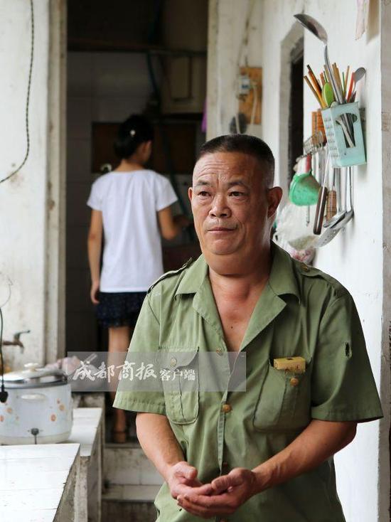 成都老汉该到账的低保金没到 原来3万存款拦下