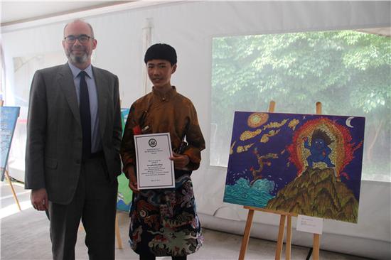 美国驻成都总领事谷立言和公保多丁