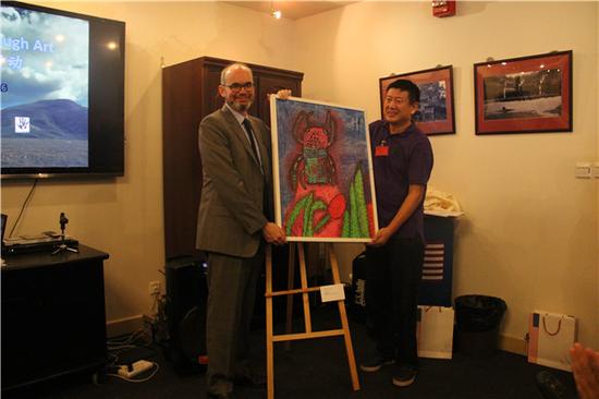 五彩基金捐赠作品给美领馆