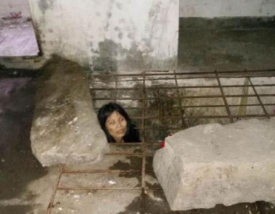 宜宾男子铁笼囚禁亲生女儿 官方紧急解救