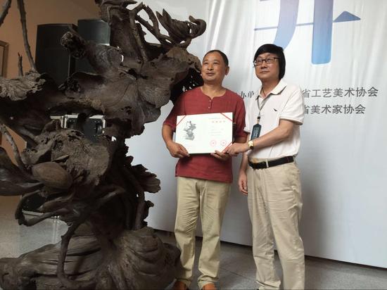 梁时民向吴坤颁发收藏证书