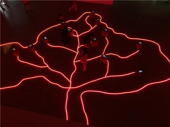 从二楼往下看的杨千展览的作品