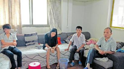 两家人一起讨论治疗费用,气氛很凝重