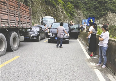 奔驰车任性逆行 差点撞到劝返人
