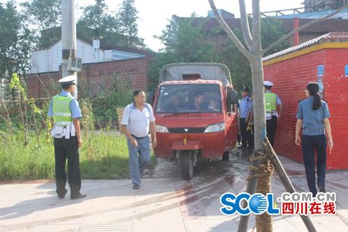广安一拉货三轮摩托竟然载客16人