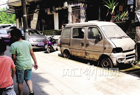 在市民路停放了一两年的面包车