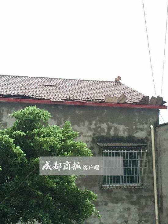 村民屋顶瞬间被吹走