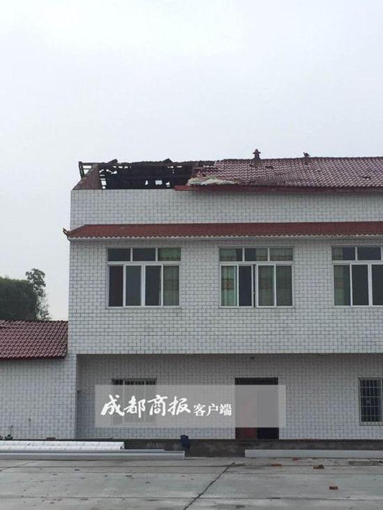 村民屋顶瞬间被吹走