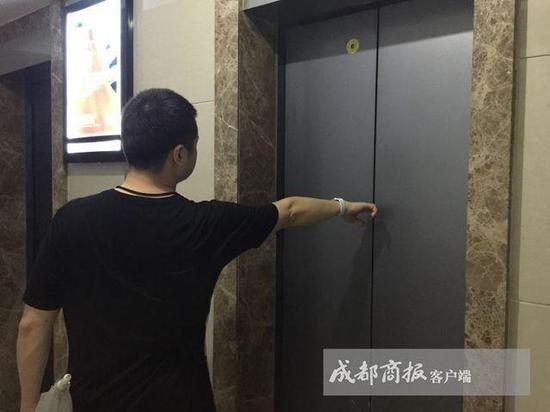 成都某楼盘电梯困住3人 系被贴不干胶封住大门